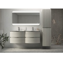 Badezimmer mit Waschtischunterschrank, Spiegel mit Beleuchtung und Hochschrank