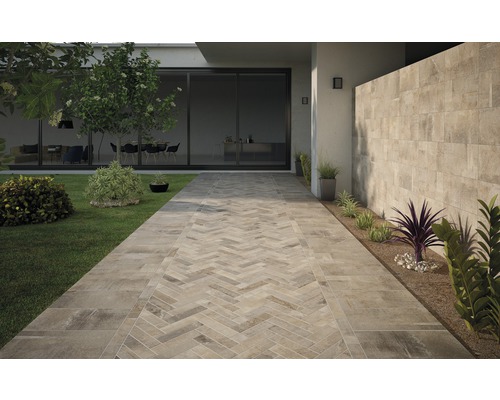 Außenbereich mit Bodenfliesen und Wandfliesen im modernen Design