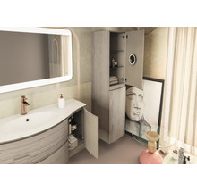 Badezimmer-Interieur mit Waschtisch, Spiegelschrank und Hochschrank