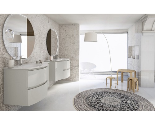 Modernes Badezimmer mit Waschtischen, Spiegeln, Lampe und rundem Teppich