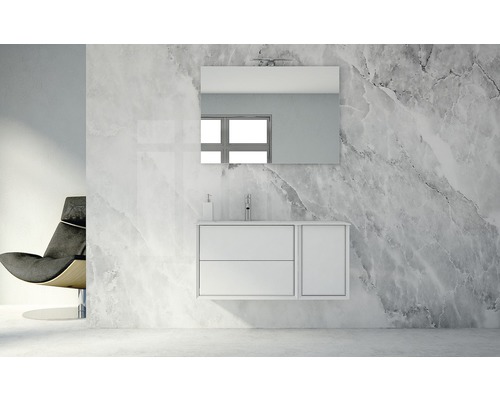 Helles Badezimmer mit weißem Waschtischunterschrank, Spiegel und Sessel