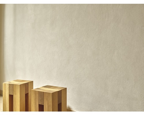 Zwei Hockersessel aus Holz vor einer Wand