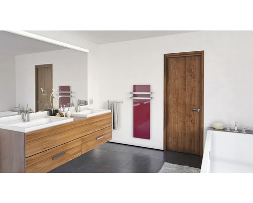 Modernes Badezimmer mit Waschtisch, Spiegel, Heizkörper und Tür