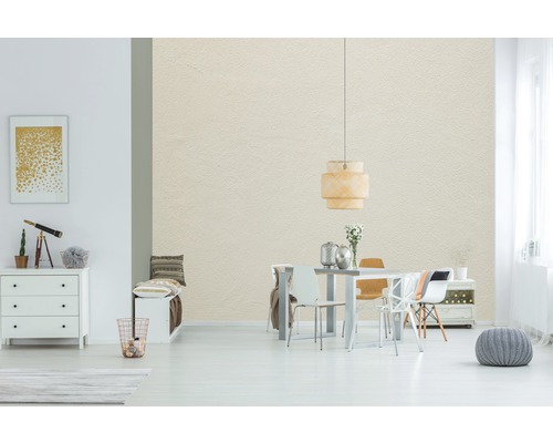 Heller Raum mit Esstisch, Stühlen, Kommode und Dekorationen für ein stilvolles Ambiente.