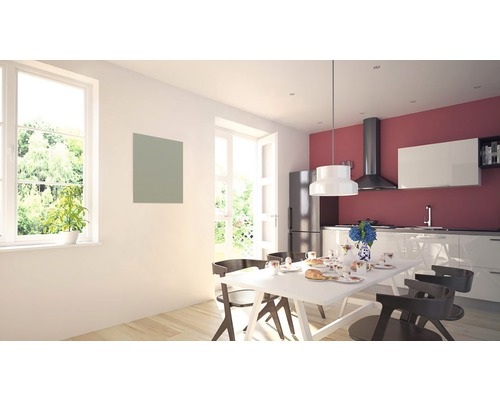 Helle Küche mit Esstisch, Stühlen und Küchenzeile