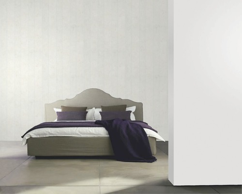 Schlafzimmer mit Bett, Kissen und Decke