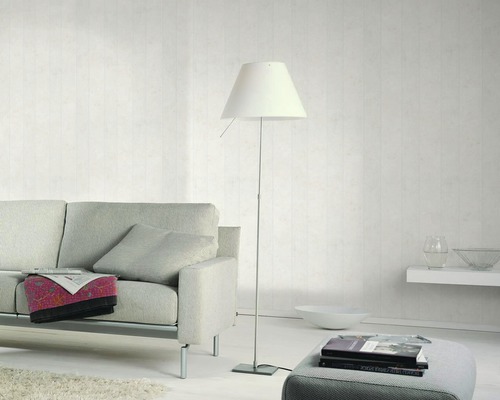 Wohnzimmer mit Sofa, Stehlampe und Dekorationen für ein helles, organisiertes Ambiente.
