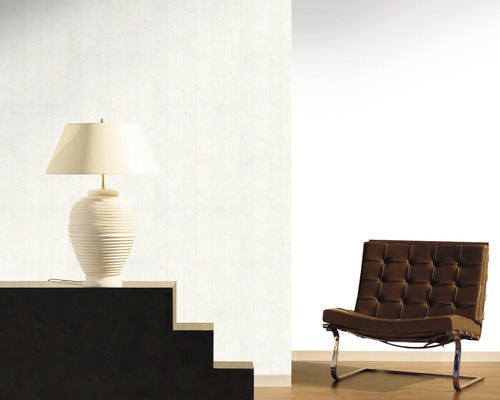 Wohnraum mit Stehlampe, Treppe und Sessel.