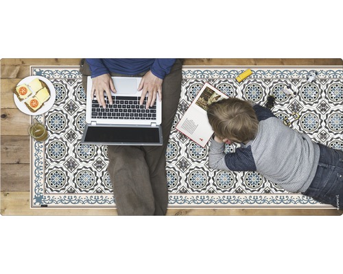 Dekorative Bodenschutzmatte mit Person, Laptop, Kind und Spielzeug