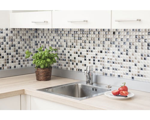 Küchenszene mit Mosaikfliesen, Spüle und Dekoration