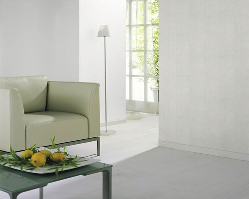 Helles Wohnzimmer mit Sessel, Stehlampe und Couchtisch
