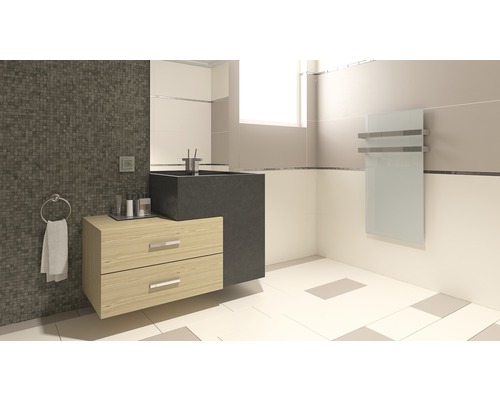 Badezimmer mit Waschtisch, Spiegel, Handtuchhalter und Fliesen