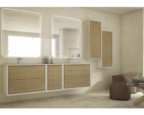 Badezimmer mit Waschtischunterschrank, Spiegelschrank und Hochschränken