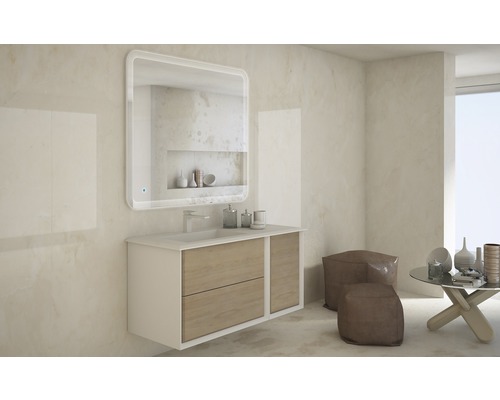 Badezimmer mit Waschtischunterschrank, Spiegel, Sitzkissen und Tisch