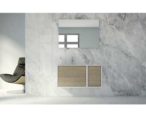 Modernes Badezimmer mit Waschtischunterschrank, Spiegel und Sessel