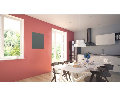 Helle Küche mit Esstisch, Stühlen, Küchenzeile und Fenster