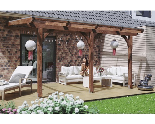 Terrassenüberdachung SKAN HOLZ Rimini 434x250 cm nußbaum Holzpergola mit Sitzgruppe auf Terrasse im Garten