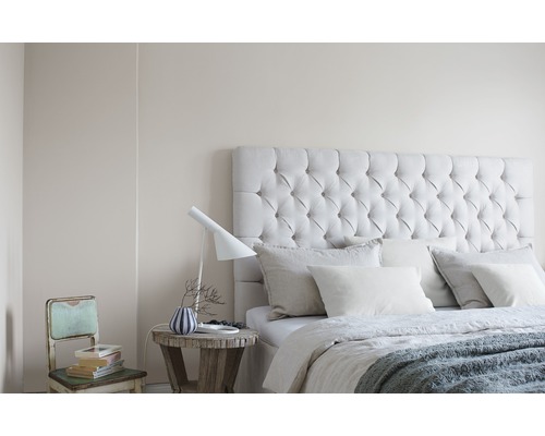 Schlafzimmer mit Bett, Nachttisch und Stuhl im hellen Design