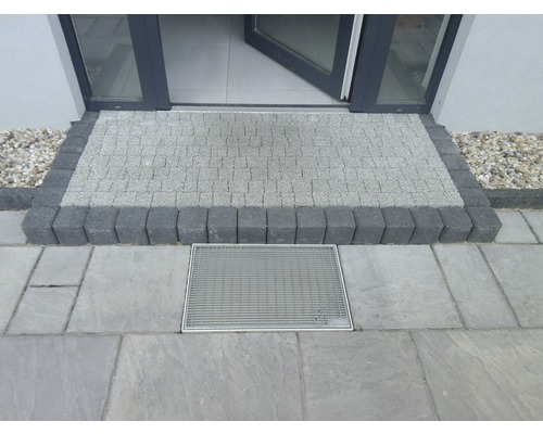 Eingangsbereich mit Pflastersteinen und Entwässerungsrinne