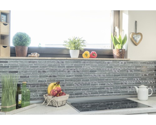 Küchenszene mit Mosaikfliesenwand, Dekoration und Lebensmitteln