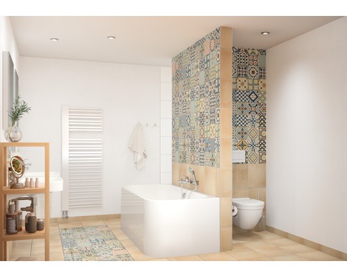 Badezimmer mit Badewanne, Toilette und gemusterten Fliesen