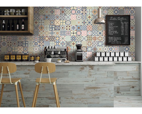 Café-Szene mit Fliesenwand in verschiedenen Designs und Holzfußboden