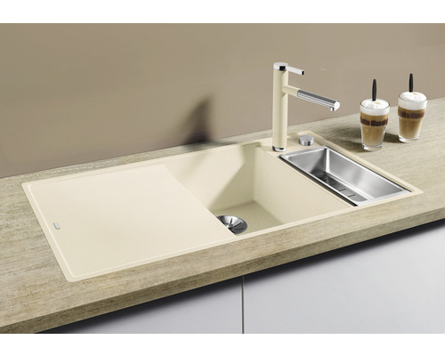 Beige Küchenspüle mit Abtropffläche, Edelstahlbecken und passender Armatur