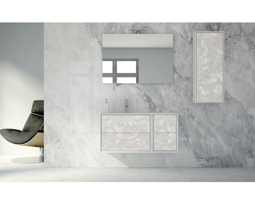 Modernes Badezimmer mit Waschtischunterschrank, Spiegel und Hochschrank in Marmoroptik.