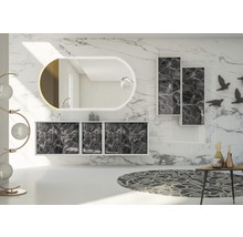 Modernes Badezimmer mit Marmorwand, Waschtischunterschrank, Spiegel und Dekoration
