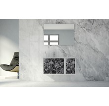 Badezimmer mit Waschbeckenunterschrank, Spiegel und Sessel