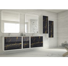 Modernes Badezimmer mit Doppelwaschtisch, beleuchteten Spiegeln und hochglänzenden Schränken mit Marmoroptik