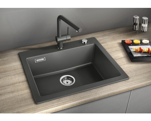 Spüle mit Wasserhahn auf einer Küchentheke