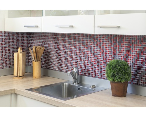 Küchenspüle mit Armatur und Mosaikfliesen im Hintergrund