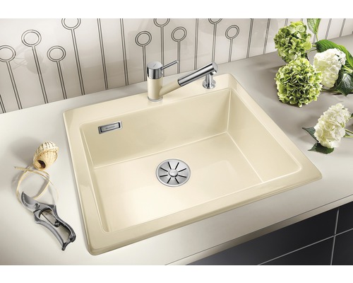 Beige Küchenspüle mit Armatur auf einer Küchentheke