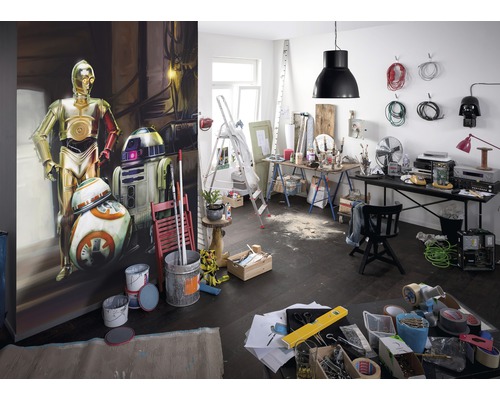 Raum mit Star Wars Wandbild, Werkzeugen, Leitern und Arbeitsflächen