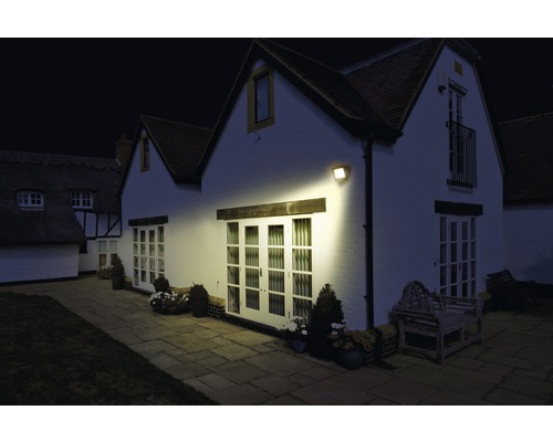 Hausfassade mit Außenstrahler bei Nacht