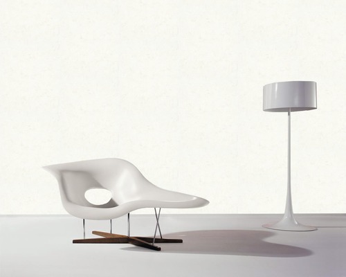 Szene mit einem Schalensessel und einer Stehlampe