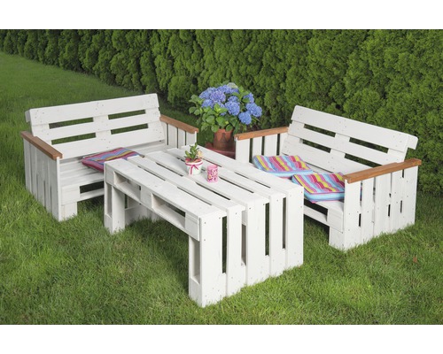Gartenmöbelset aus Holzpaletten mit Tisch und zwei Bänken