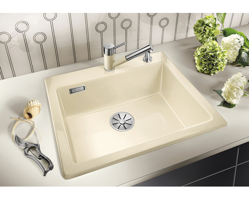 Spüle aus Silgranit mit Armatur und Blumenarrangement