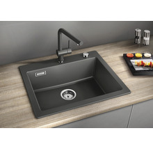 Spüle mit Armatur auf einer Arbeitsplatte