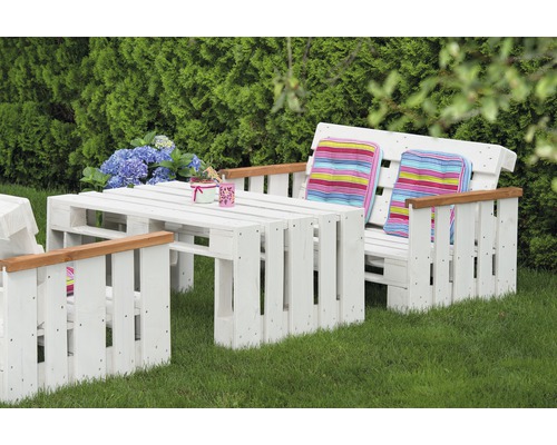 Palettenmöbel-Set mit Tisch und Bänken im Garten