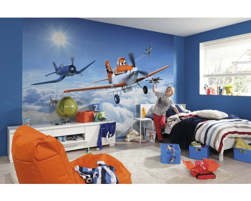 Kinderzimmer mit Flugzeugtapete und spielendem Kind