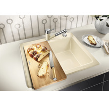 Küchenspüle mit Schneidebrett und Armatur auf einer Küchentheke