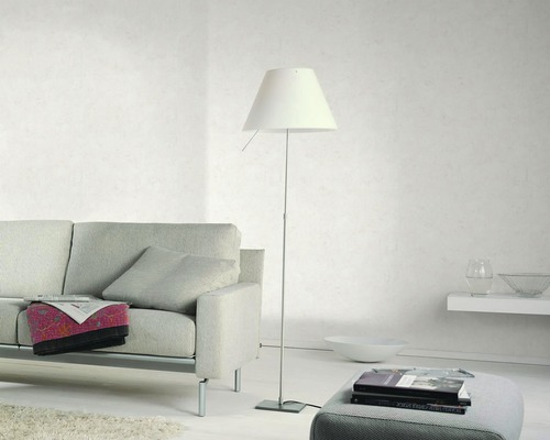 Wohnzimmer-Szene mit Stehlampe, Sofa und Hocker