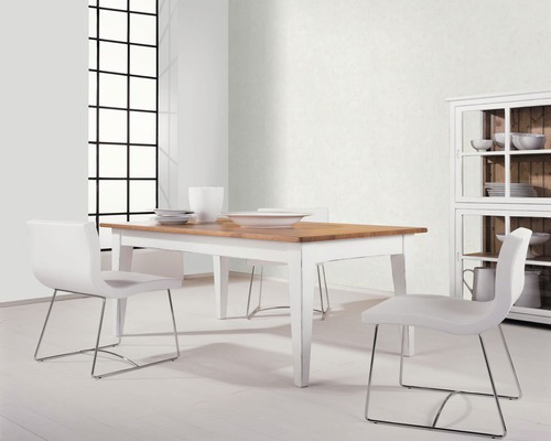 Esszimmer mit Esstisch aus Holz und weißen Stühlen mit Metallgestell.