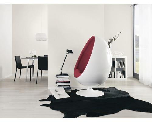 Helles Wohnzimmer mit Ei-Sessel, Teppich und Esstisch