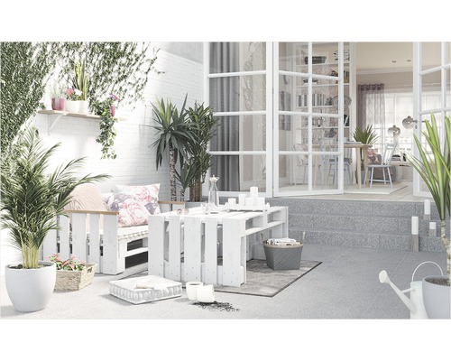 Terrasse mit Palettenmöbeln, Pflanzen und Blick ins Haus