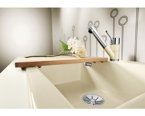 Spüle mit Schneidebrett und Armatur im Küchendesign