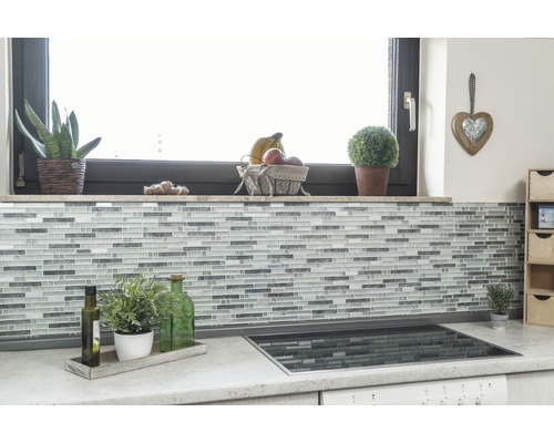 Küchenszene mit Mosaikfliesen als Spritzschutz