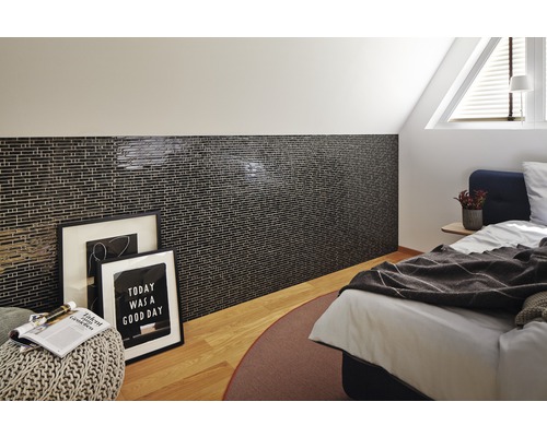 Schlafzimmer mit Wandfliesen, Bett und Dekoration